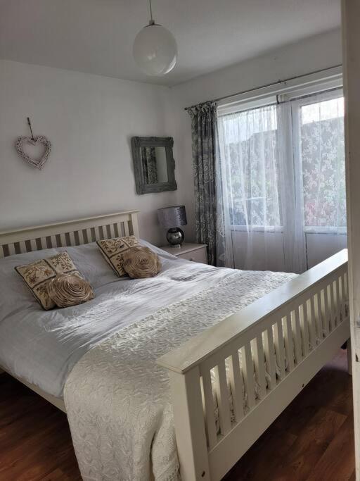 Riverside Bungalow - Direct River Access! Ystradgynlais Eksteriør billede