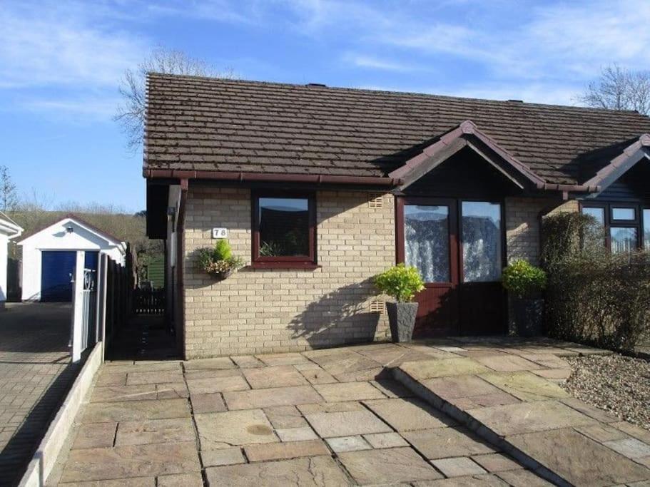 Riverside Bungalow - Direct River Access! Ystradgynlais Eksteriør billede