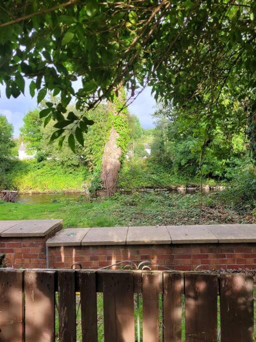 Riverside Bungalow - Direct River Access! Ystradgynlais Eksteriør billede